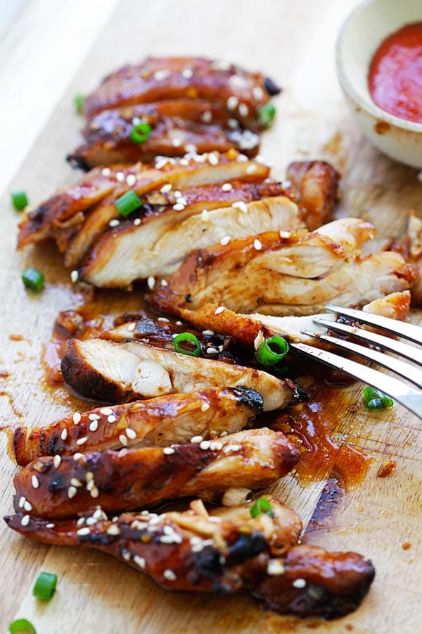 Juicy Garlic Sriracha Chicken recipe.