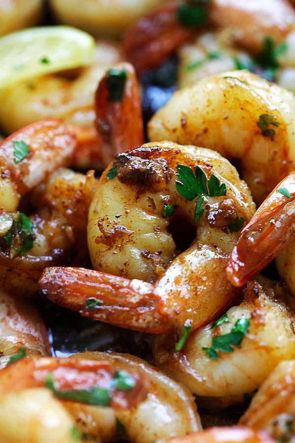 Brown Butter Lemon Garlic Shrimp - Garlicky, buttery, lemony goodness in each bite and the shrimp can be served with pasta, rice or salad | www.666630.xyz