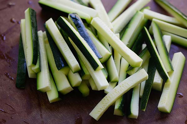 How to Cut Zucchini Fries - learn the step-by-step picture guide on the proper ways to slice and cut zucchini into zucchini fries | www.666630.xyz