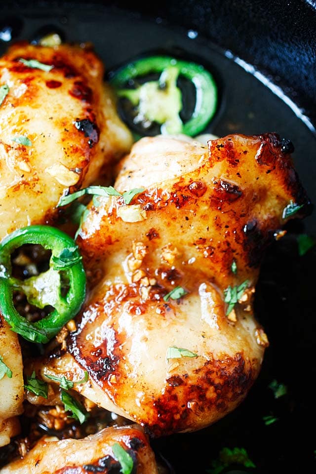 Caramelised chicken on a skillet.