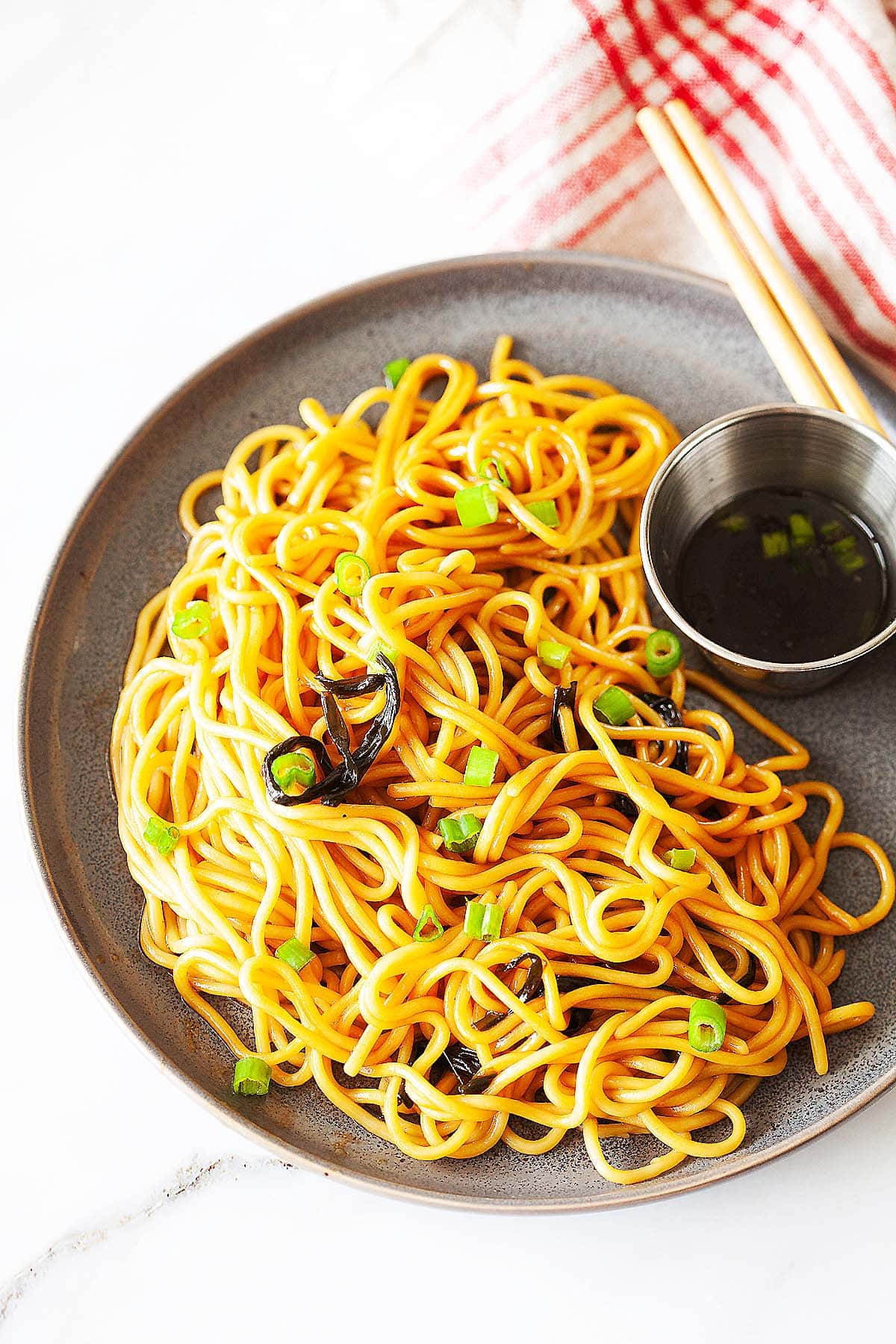 Scallion oil noodles, ready to serve.