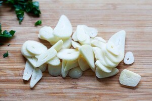 Sliced garlic