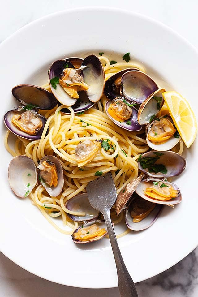 Spaghetti alle vongole, ready to serve.