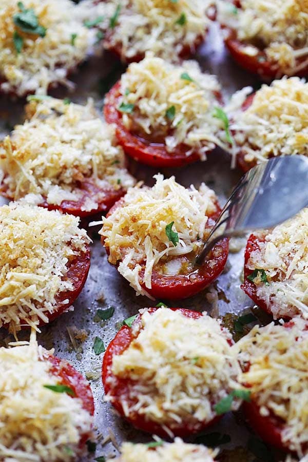 Easy and quick healthy garlic Parmesan roasted tomatoes topped with Parmesan cheese and crispy breadcrumbs.