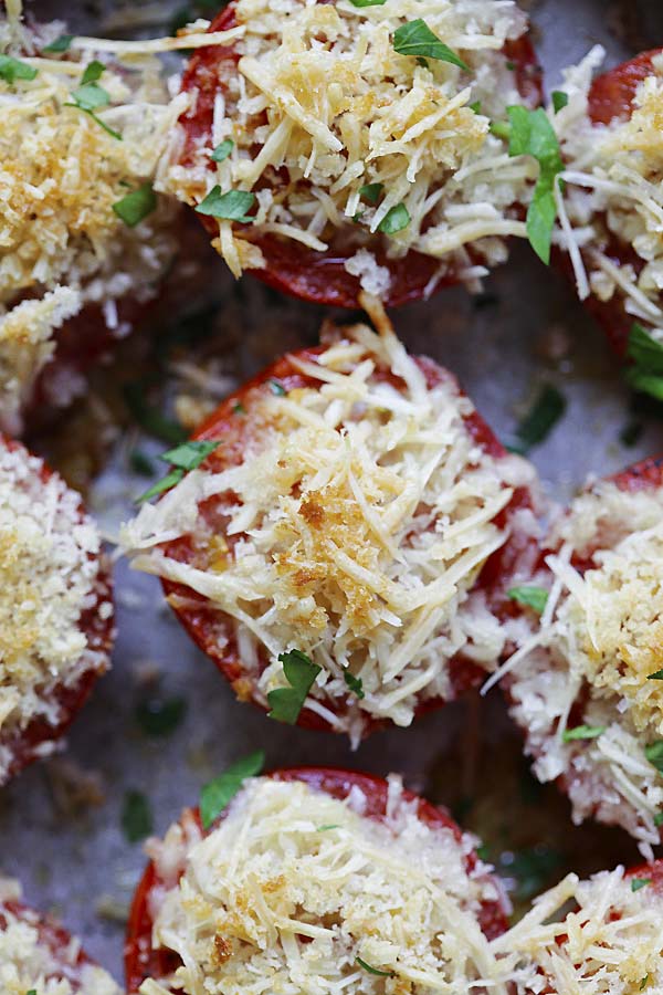 Healthy baked tomatoes topped with panko breadcrumbs and Parmesan cheese.