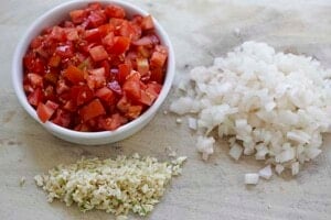 Ingredients for one-pan pasta: tomatoes, garlic and onion