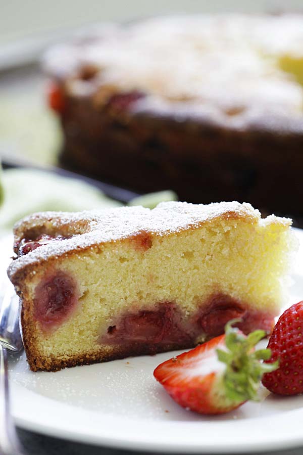 Easy and quick homemade strawberry cake recipe.