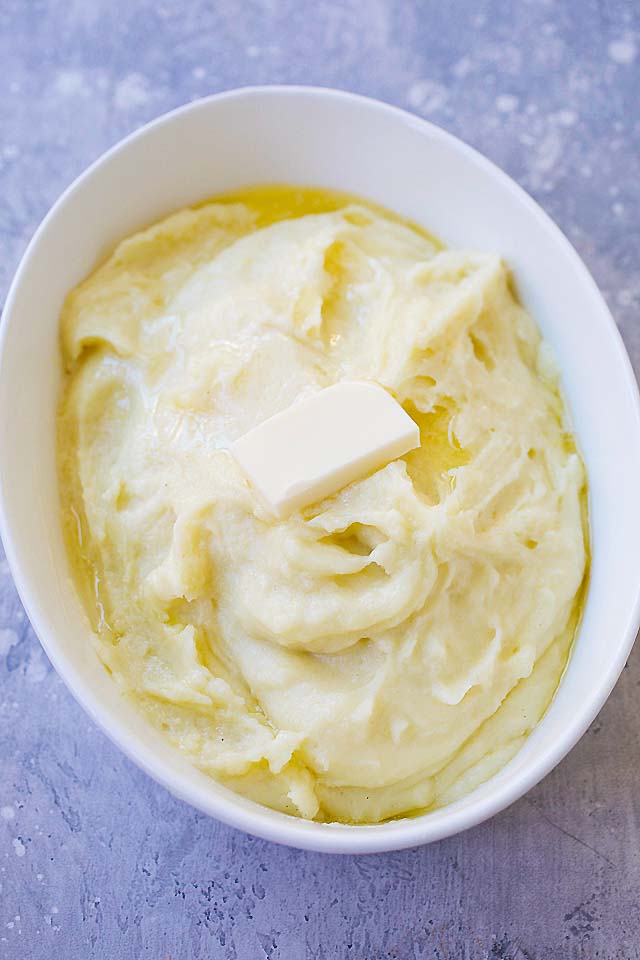 Mashed potatoes, served in a serving dish.