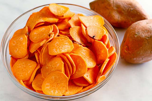 How to baked sweet potatoes? Slice sweet potatoes into chips and bake in the oven.