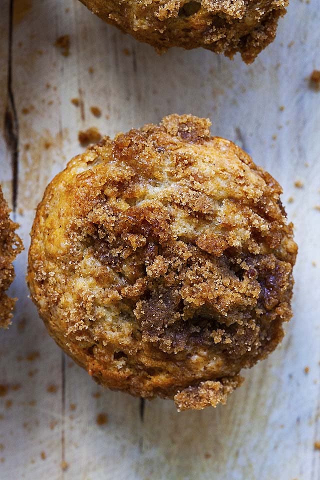 Banana muffins with crumbs topping.