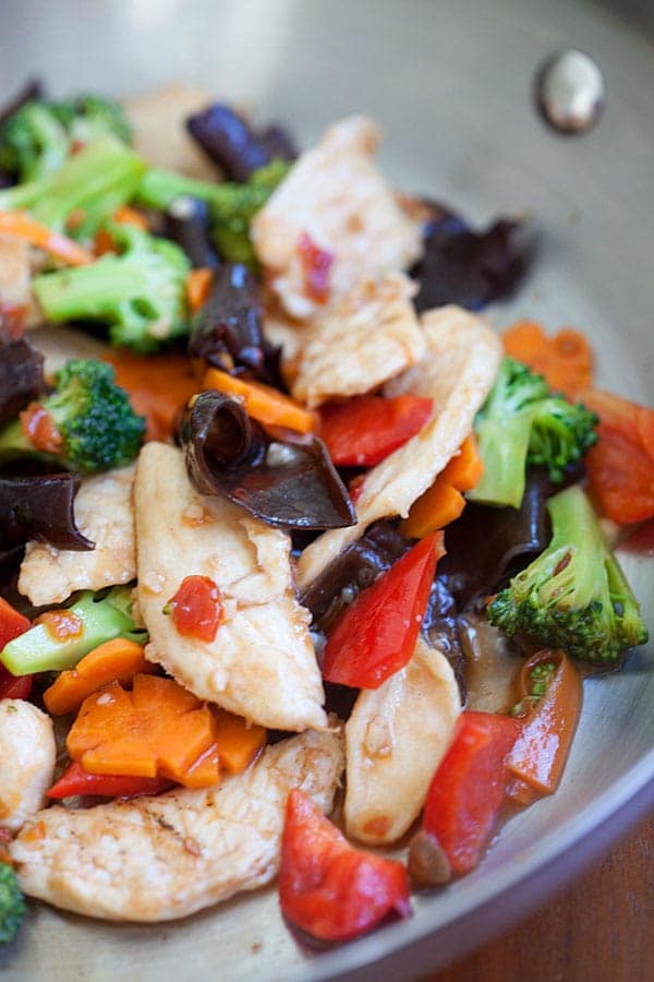 Easy and healthy Hunan chicken recipe that is better than Chinese takeout and 444 calories.