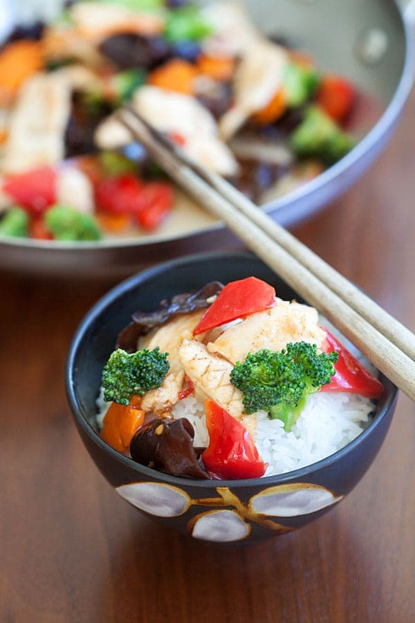 Hunan Chicken in a Chinese and a pair of  chopsticks, raedy to be served.