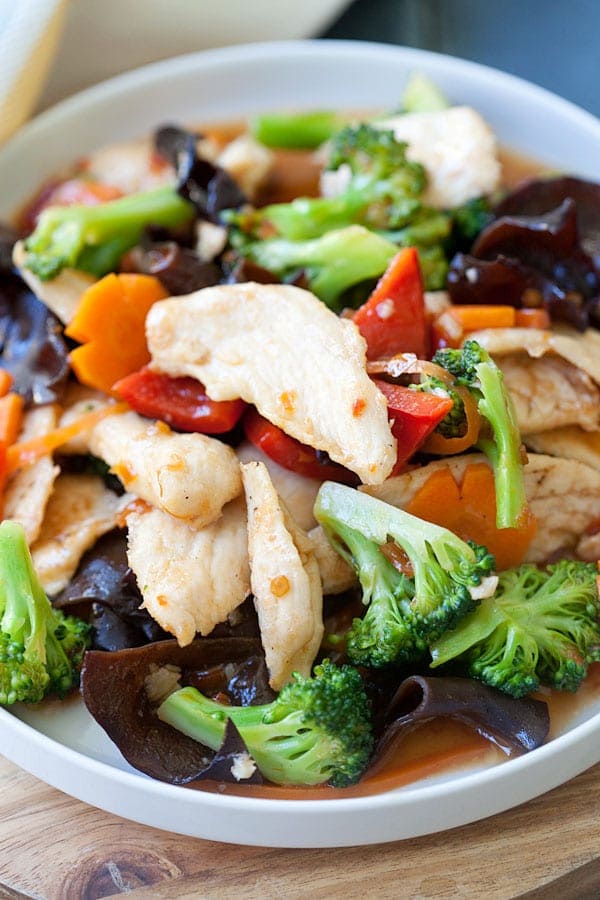 Hunan chicken is a tasty Chinese chicken dish with broccoli, peppers in a spicy Hunan sauce.