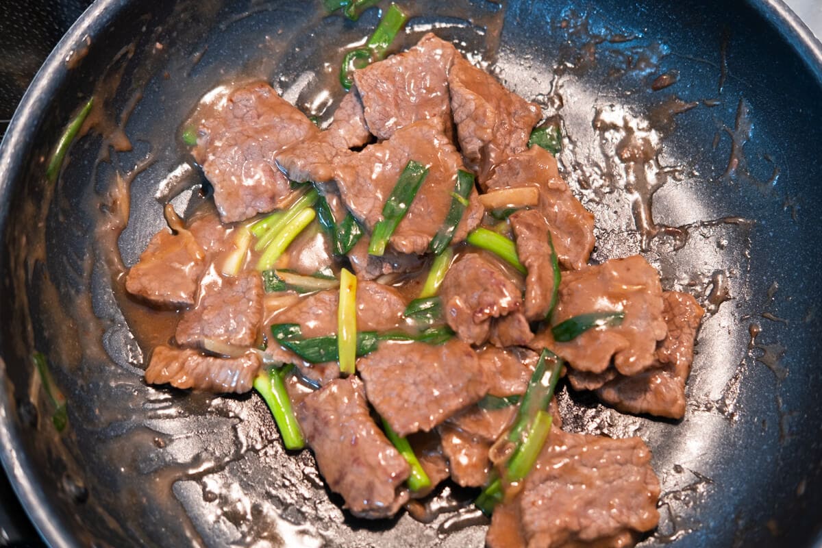 Tender beef pieces coated with ginger scallion sauce. 