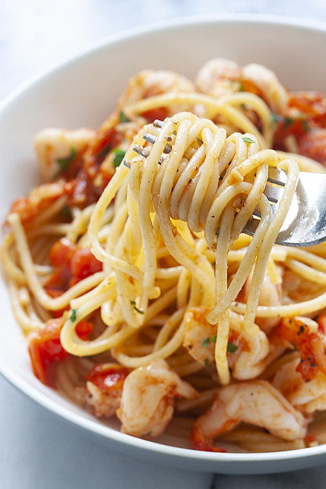 Shrimp and tomato spaghetti on a fork. 