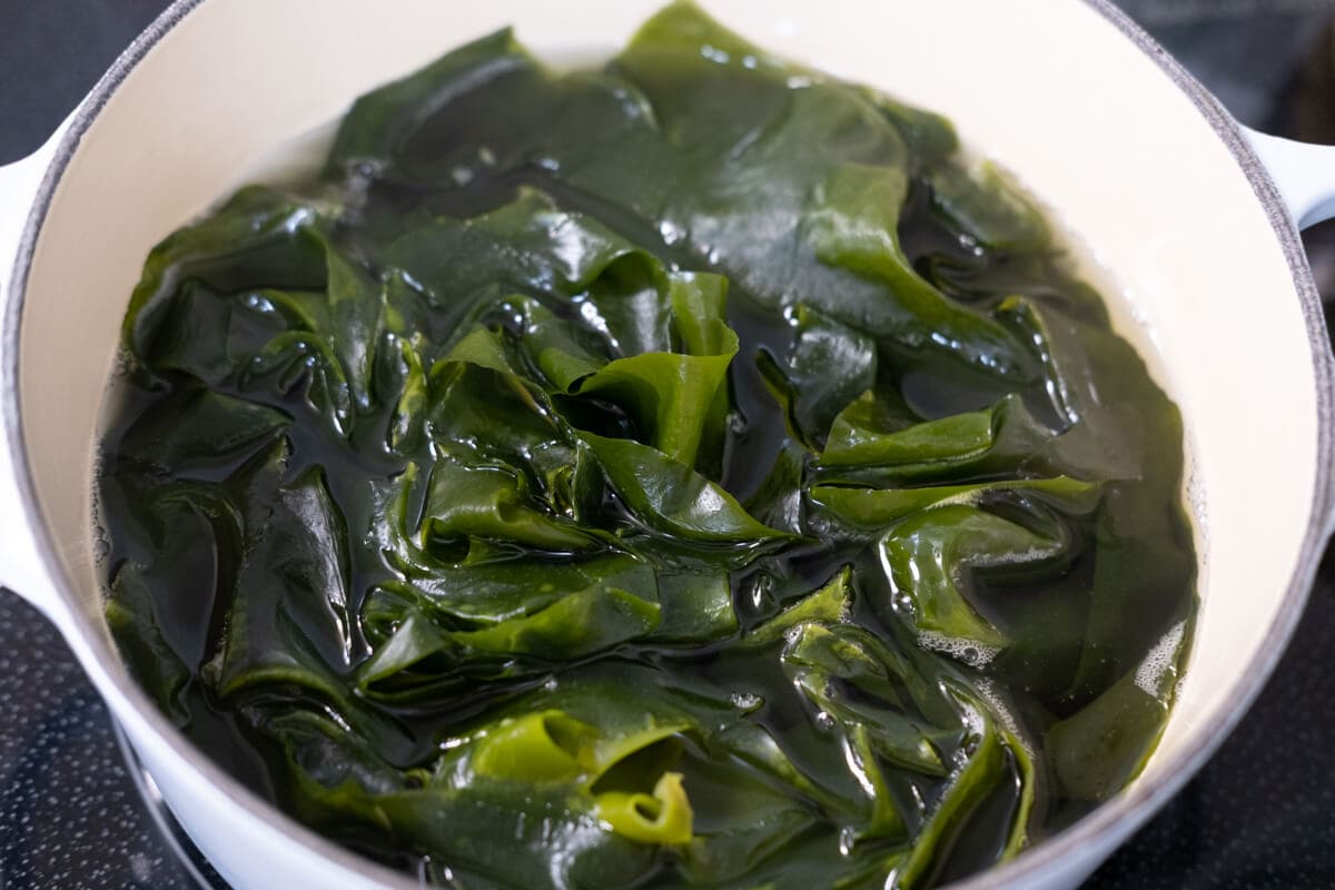 Boil the dried Korean seaweed.