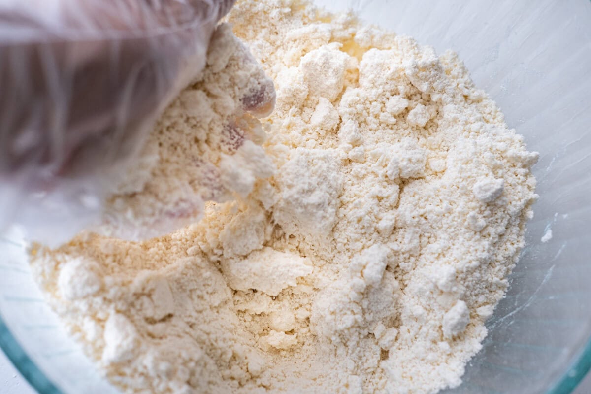 Mixing flour, butter and sugar in a bowl. 