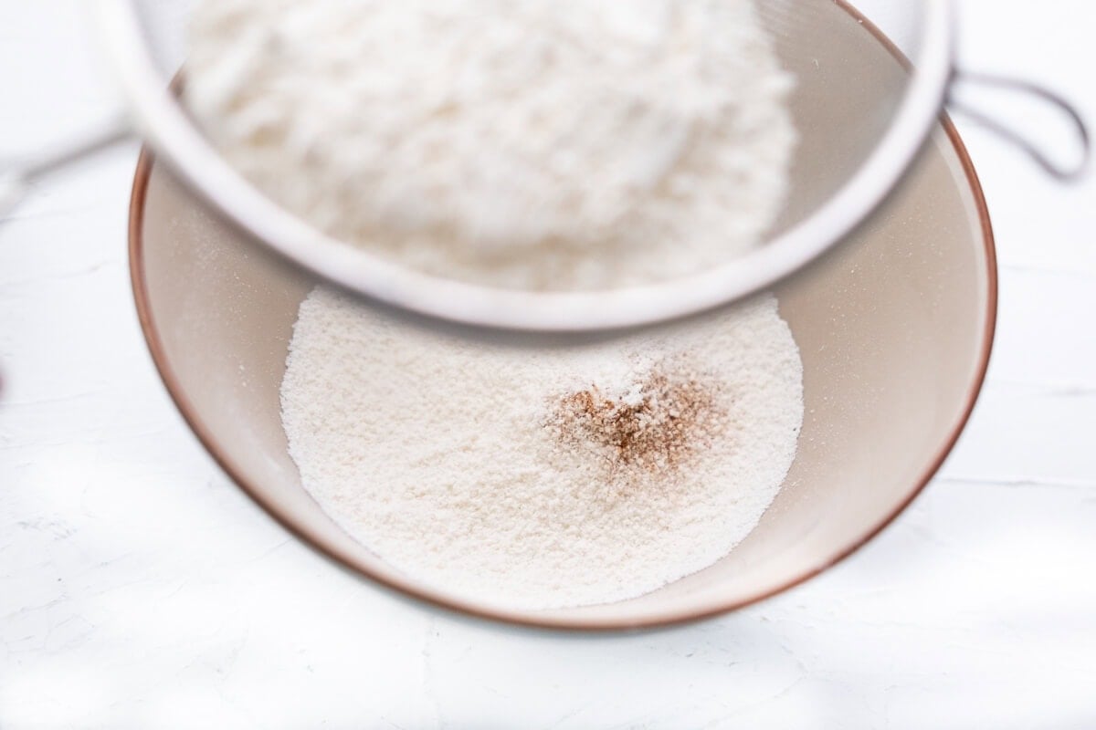 Sift the flour, milk powder, and spices in a bowl. 