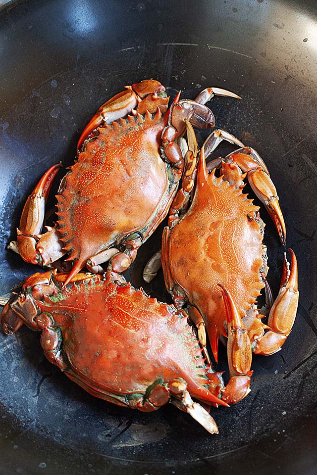 Baked crabs in a wok.