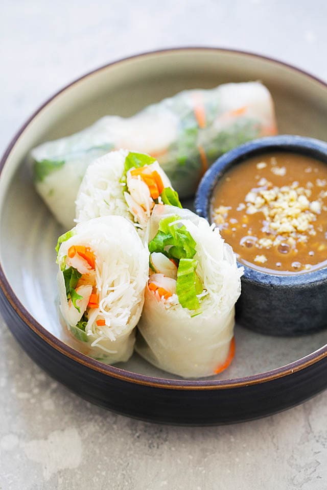 Easy and authentic Vietnamese summer rolls recipe made with rice noodles, lettuce, carrots and shrimp.