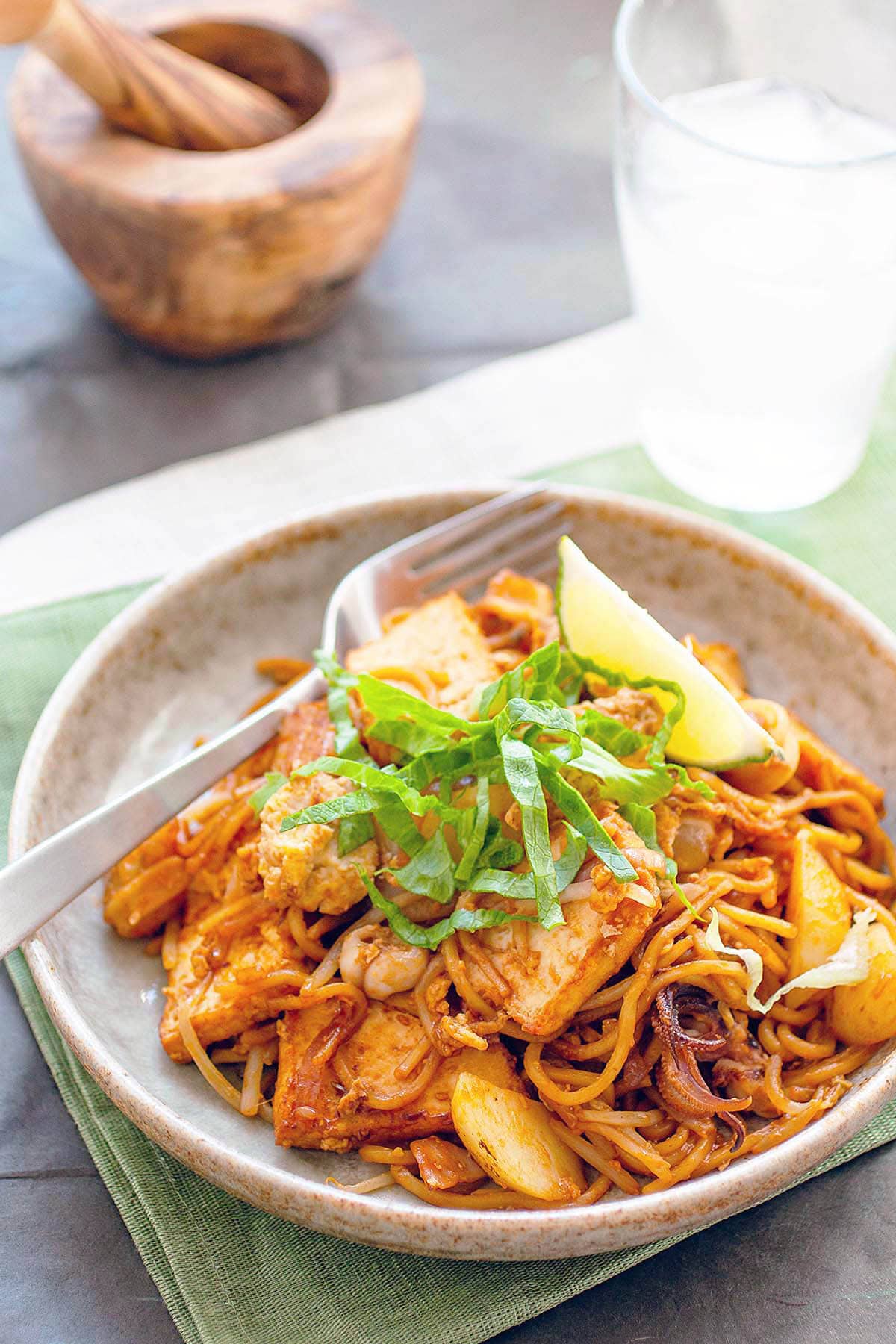 Mee goreng served on a plate.