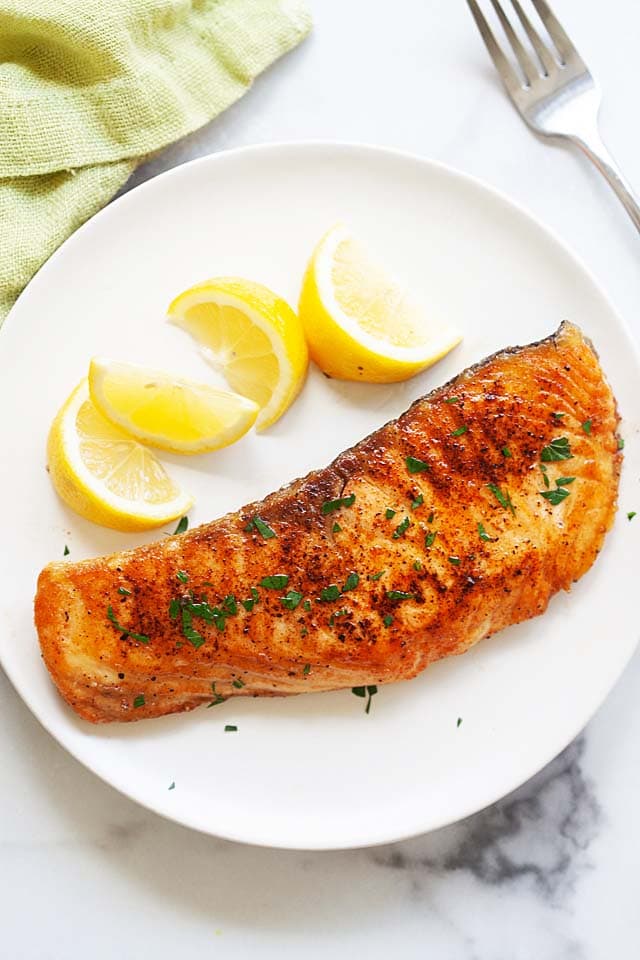 How to cook salmon with salmon fillet in a pan on the stove.