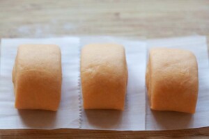 Cutting mantou dough