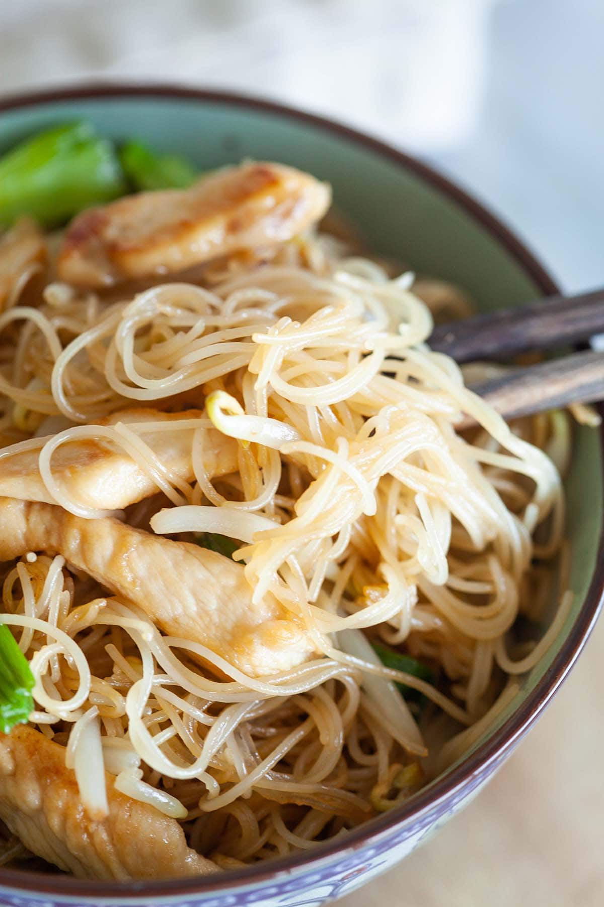 Vermicelli cooked with chicken and vegetables. 