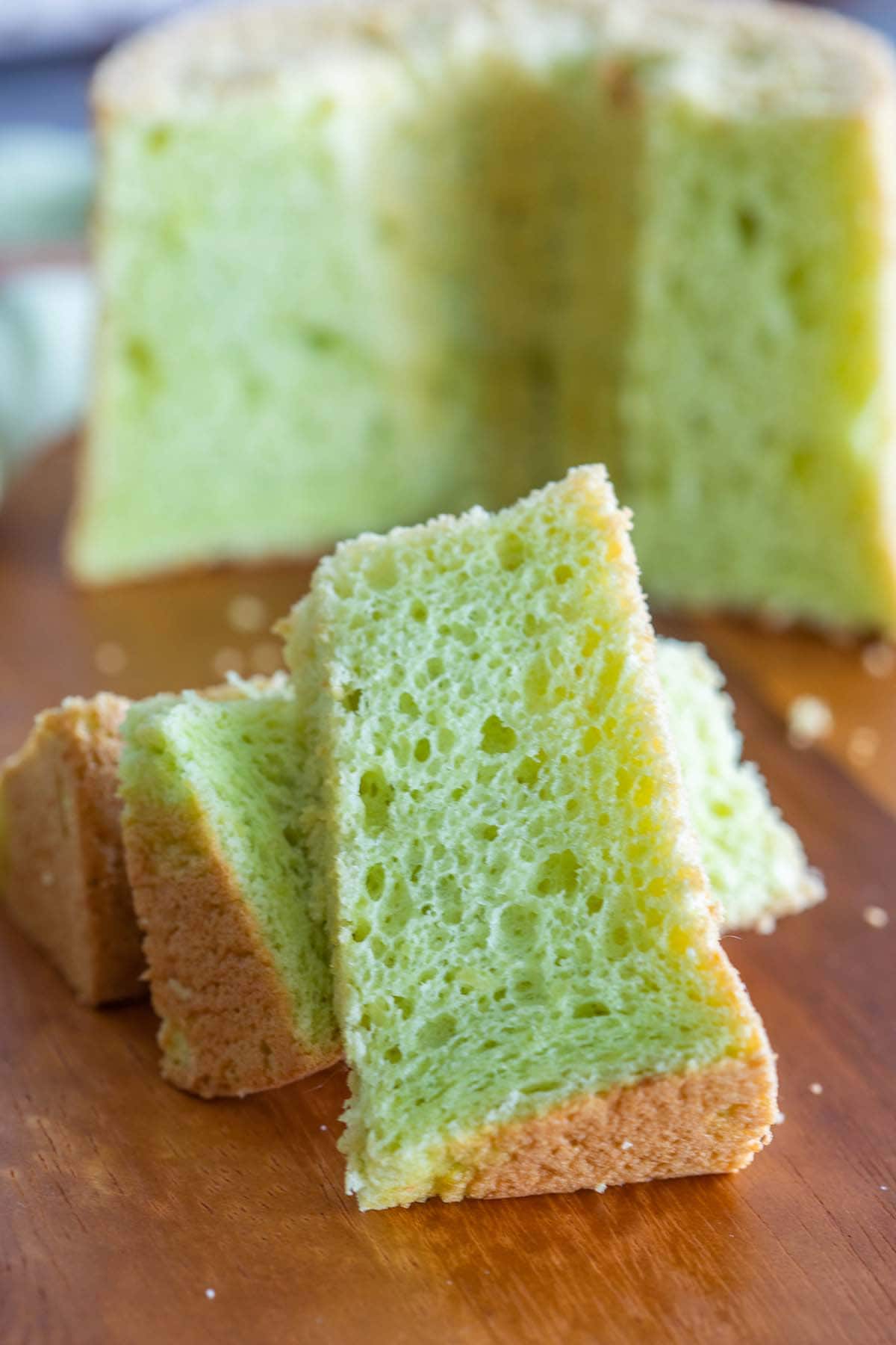 A slice of fragrant and moist sponge cake with taste and color from pandan leaves. 