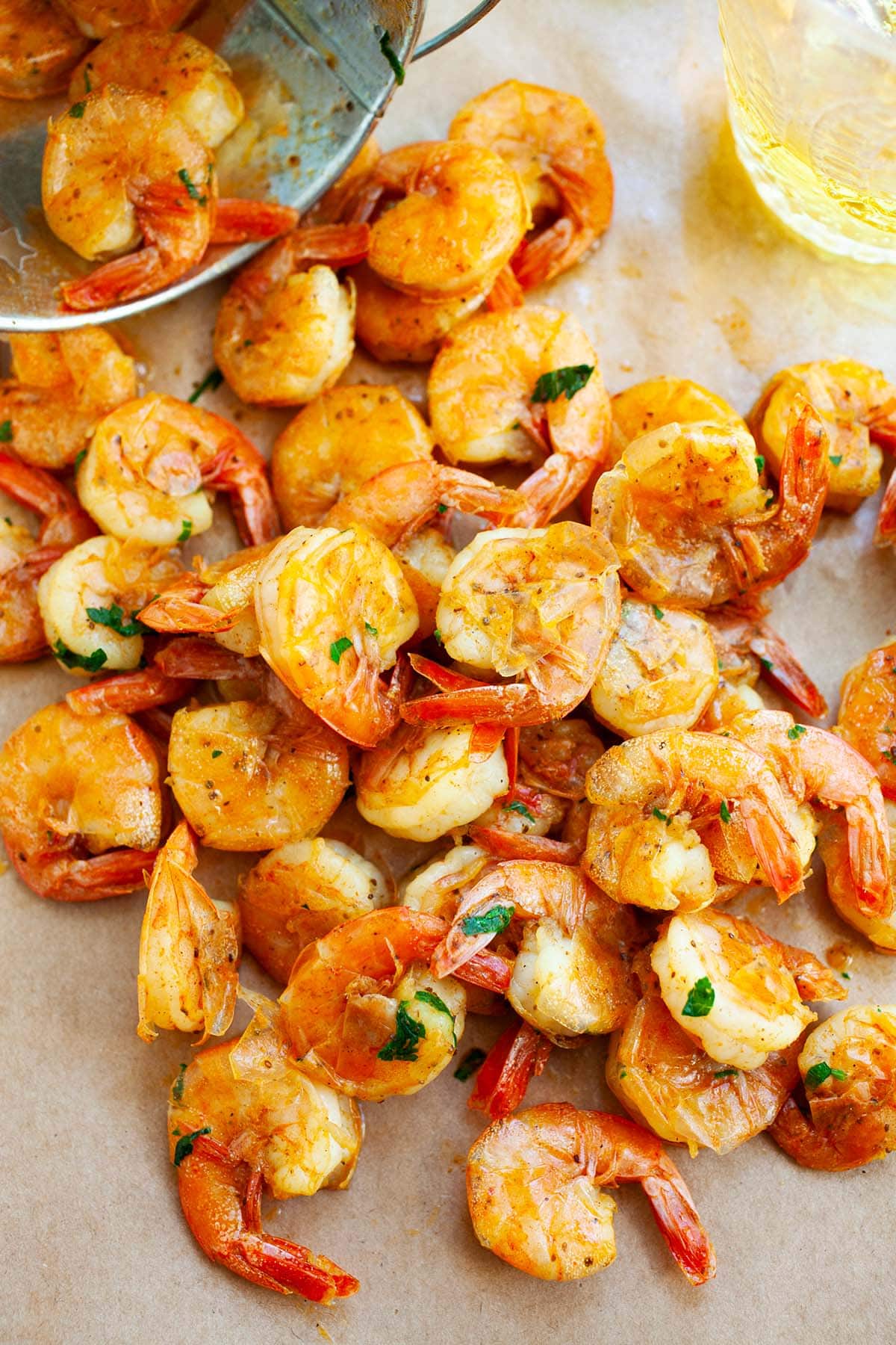 Easy and delicious shrimps in a bucket, ready to serve.