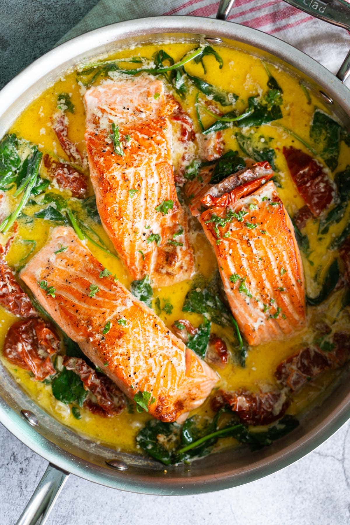 Tuscan salmon spinach, garlic, butter and sun-dried tomatoes soaked in lemon juice and white wine sauce.