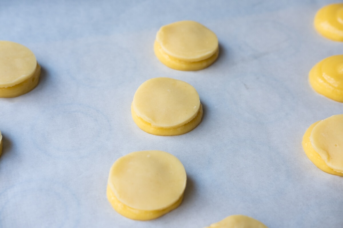 Round doughs placed on baking paper.  