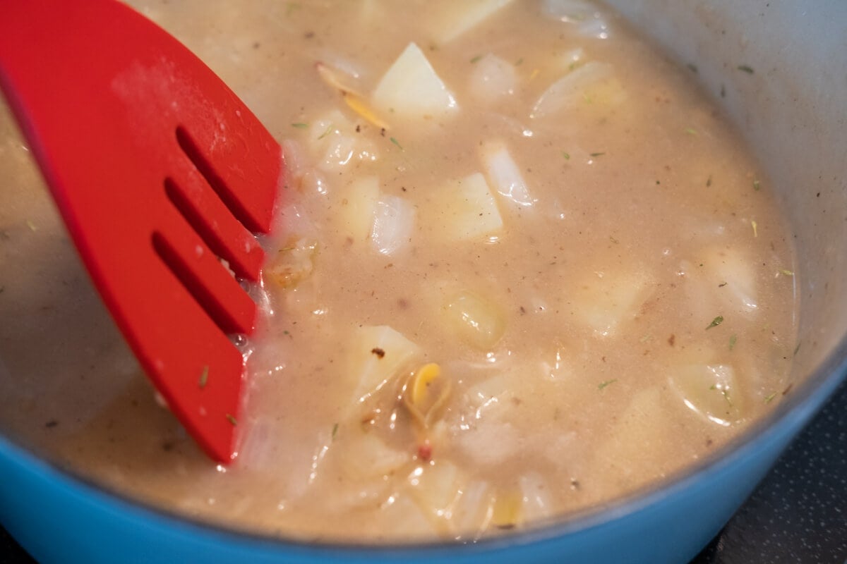 Milk and clams cooked in a pot. 