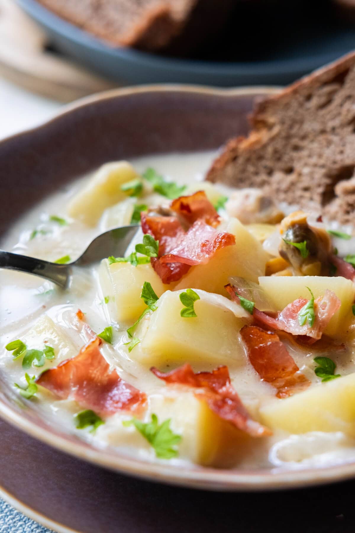 Tender potato and crispy bacon in creamy clam chowder. 