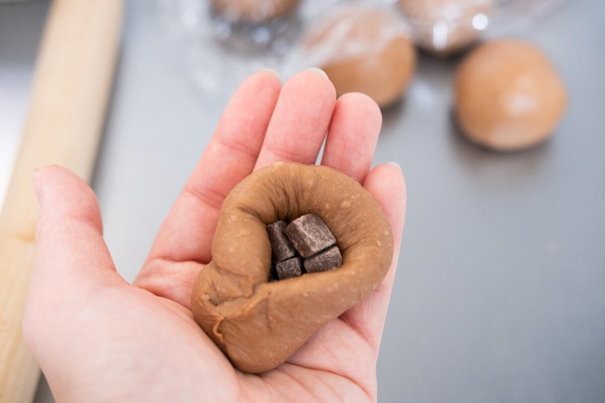 Add the chocolate filling to the dough and seal tightly. 