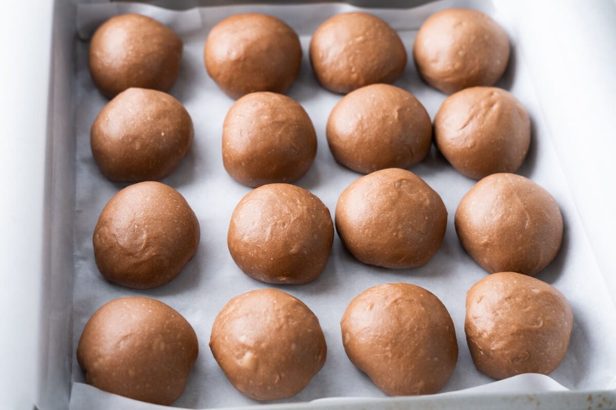 Arrange the dough to a square baking pan and let them proof. 