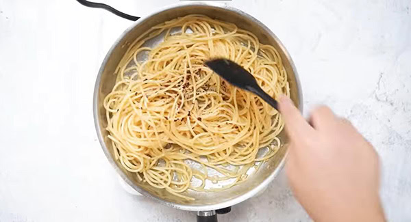 This image shows the Spaghetti combined with all the seasonings.