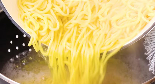 Drained the cooked yellow noodles.