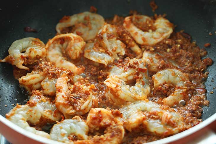 Shrimps added into the wok to cook together with the spice paste.