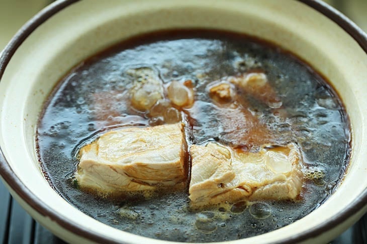 soy sauce, dark soy sauce, Shaoxing wine, rock sugar and water added into the clay pot.