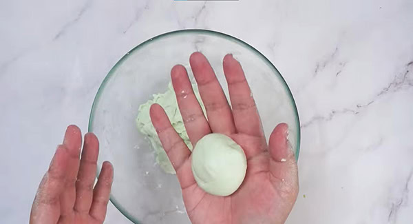 A pinch of dough made from glutinous rice flour and pandan juice. 