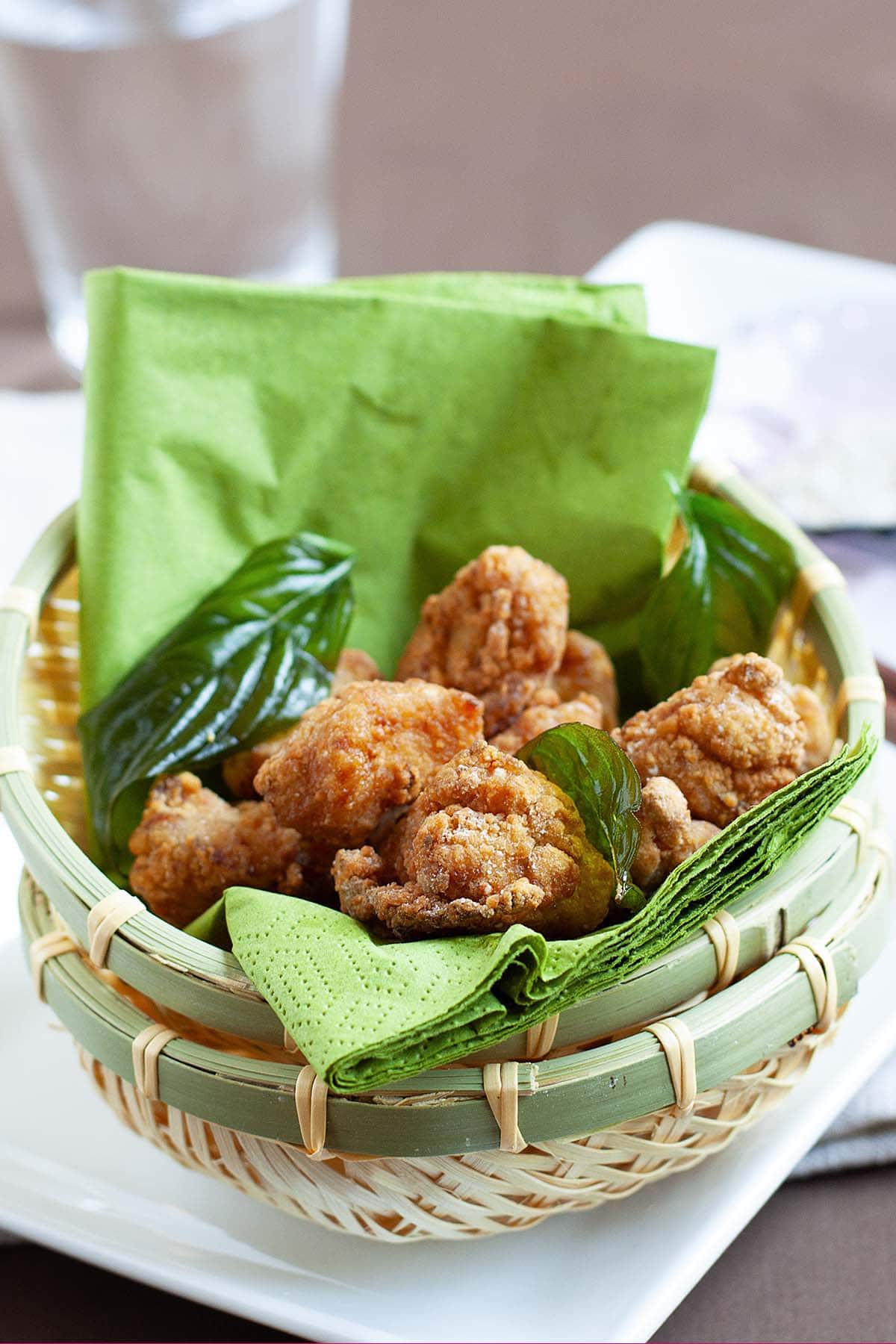 Yansuji (盐酥鸡 or 咸酥鸡) in served in a small bamboo basket. 