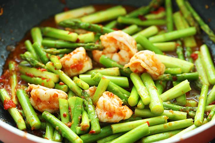 Cooking asparagus with sambal. 