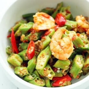 Lady's finger recipe with sambal sauce, served in a bowl.