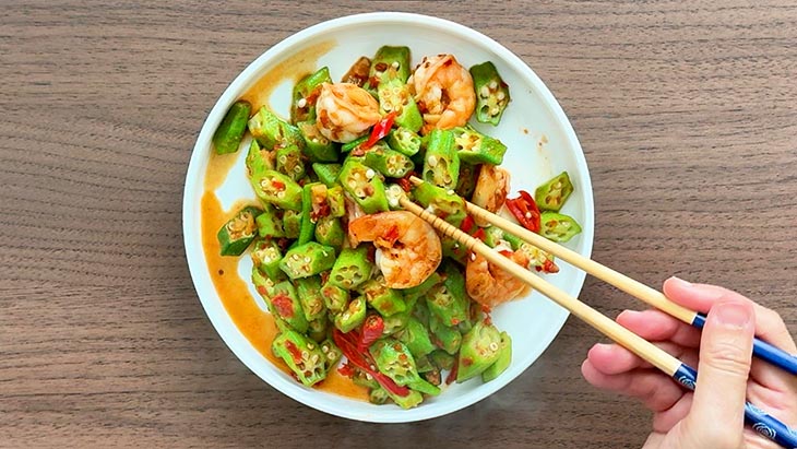 Spicy and delicious sambal okra served on a plate.