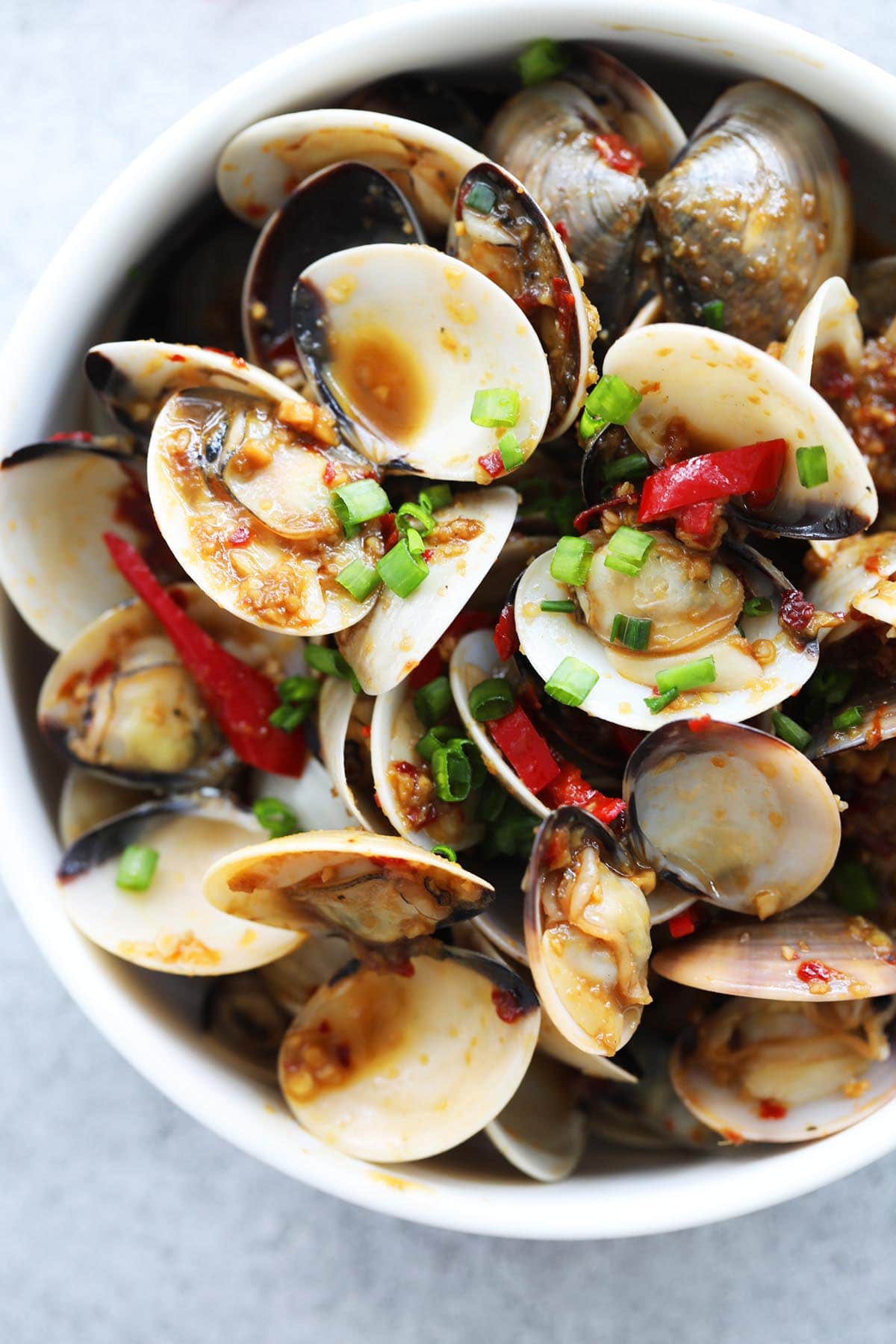 Chili clams recipe with spicy bean sauce. 