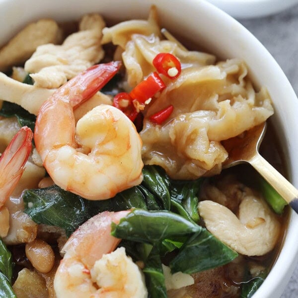 Lad Na noodles with shrimp, vegetable and brown gravy.