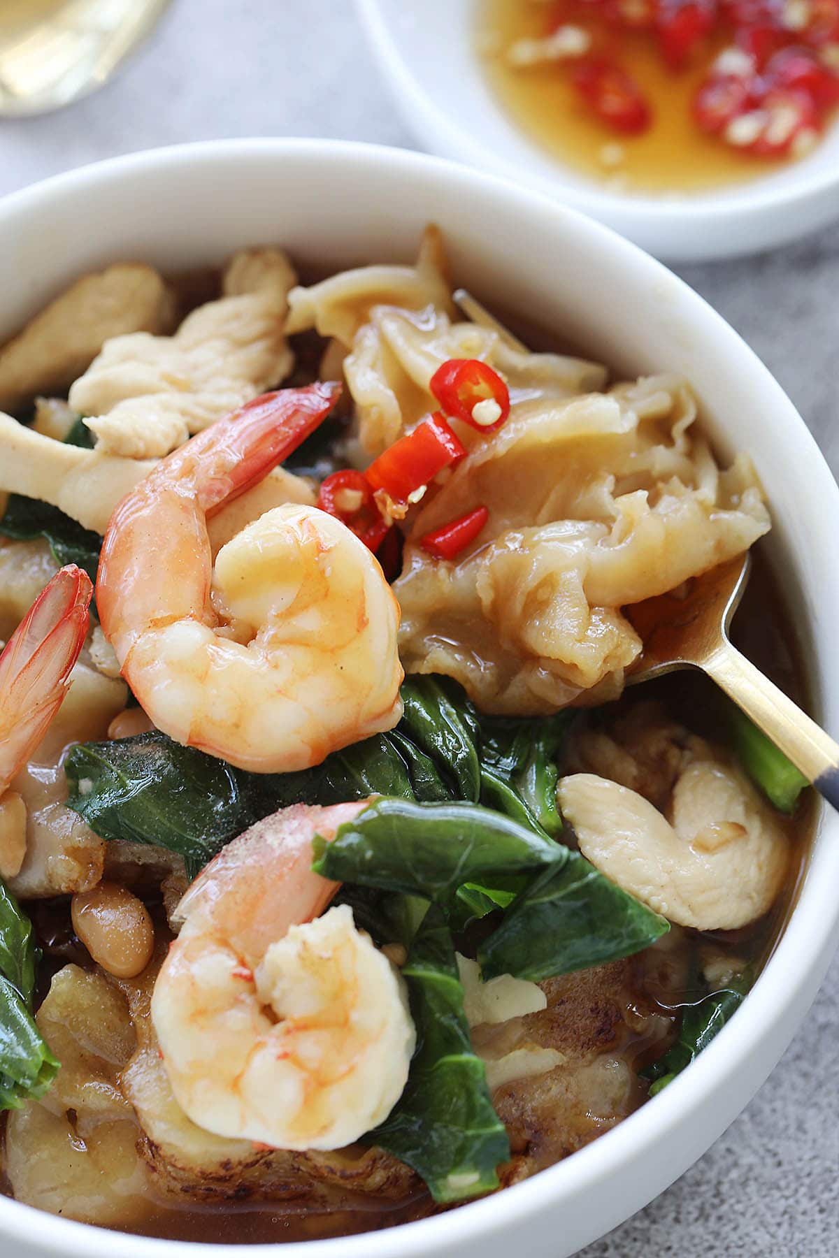 Lad Na noodles with shrimp, vegetable and brown gravy. 