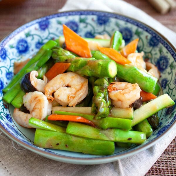 Easy and healthy asparagus stir fry with shrimp and brown sauce.