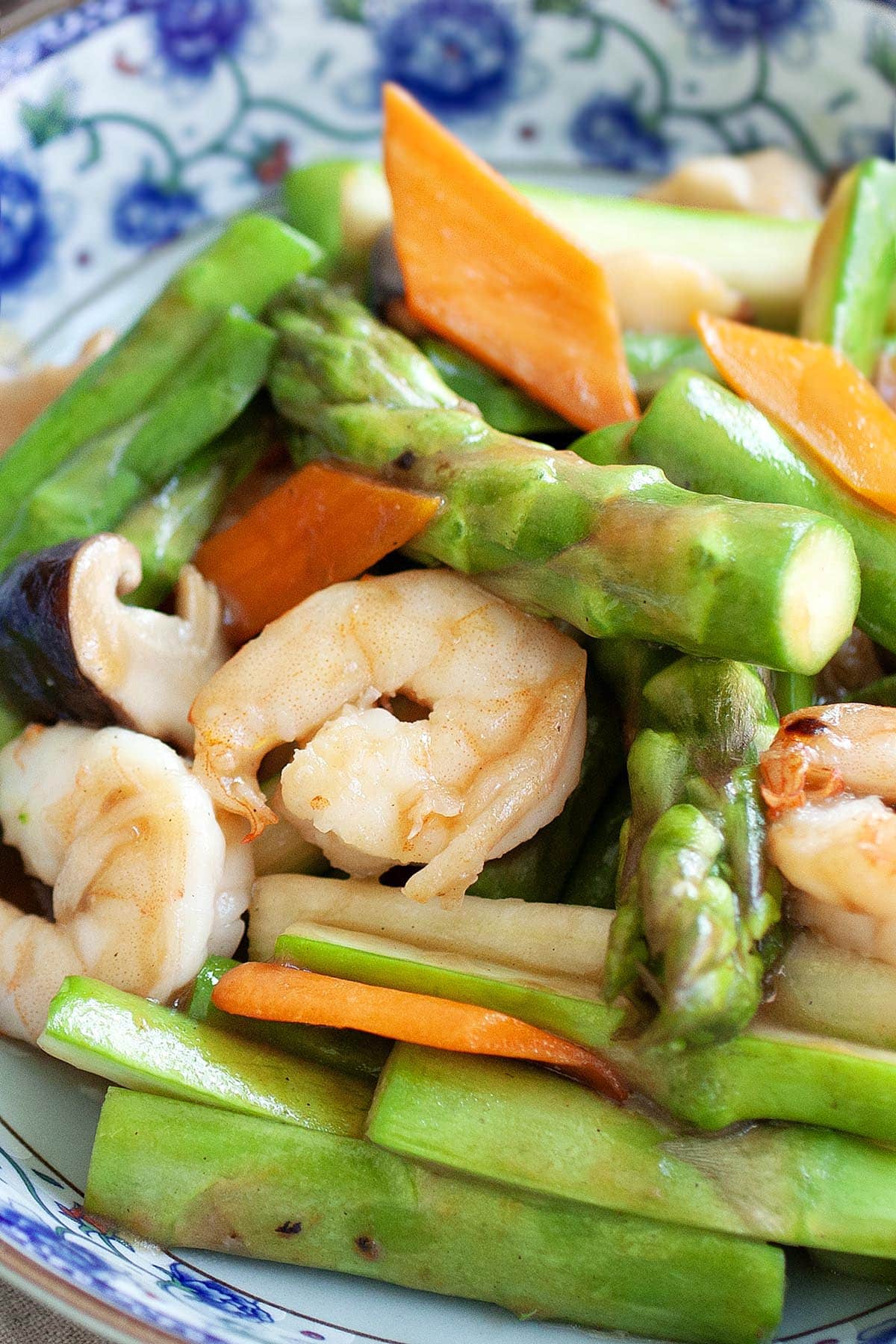 Shrimp and asparagus, ready to serve. 